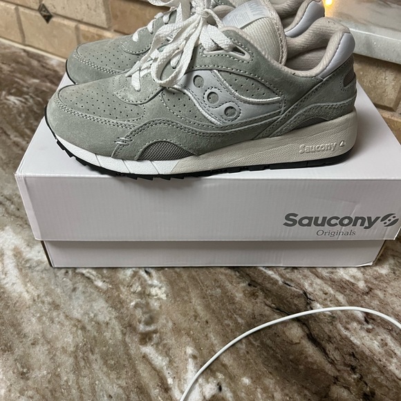 Saucony tennis shoes M7/W8.5. Worn once around the house - Picture 2 of 4